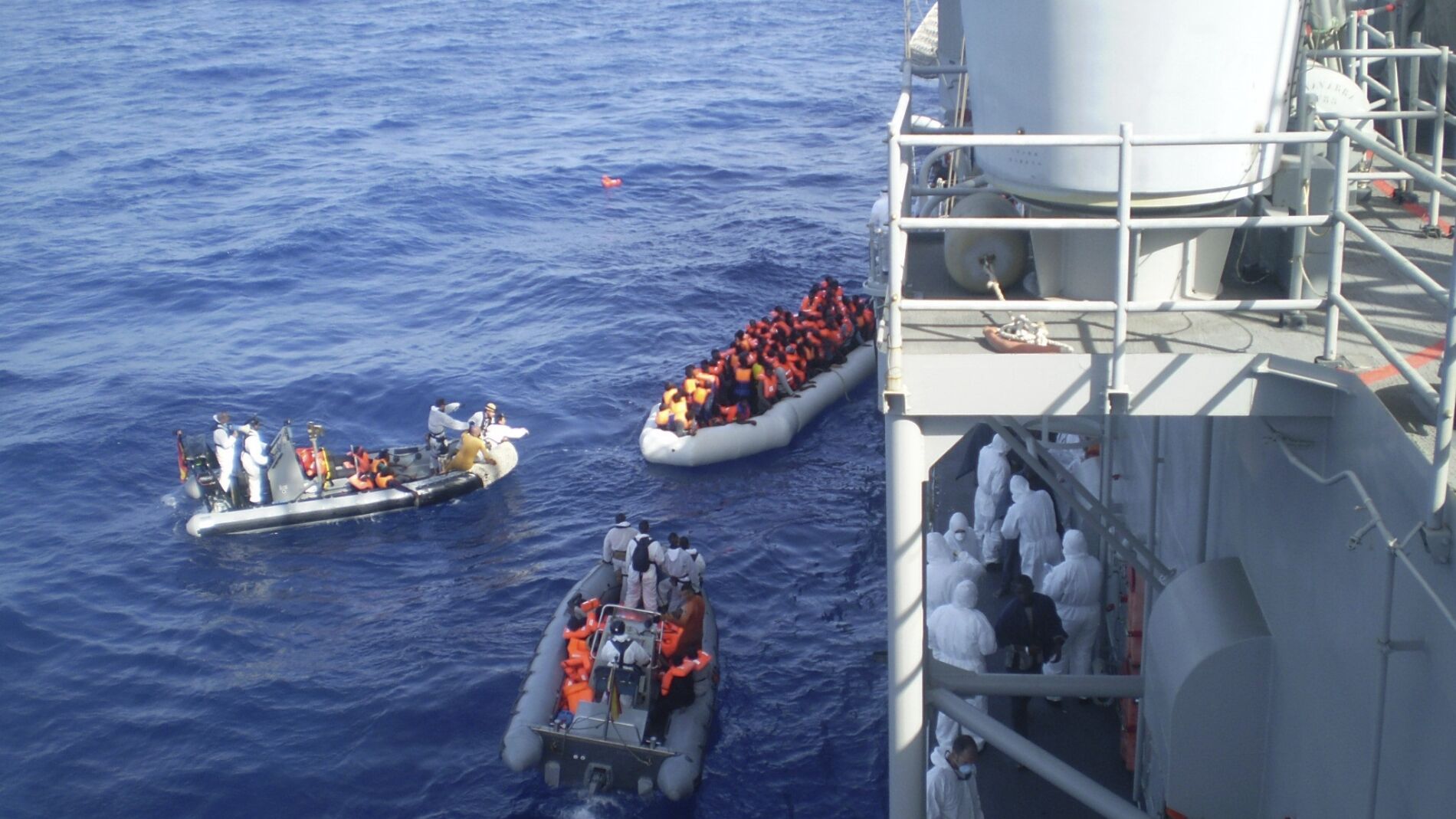 Rescate de inmigrantes en el Mediterr&aacute;neo