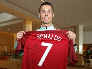 Cristiano Ronaldo con la camiseta firmada para Edu Ferreira