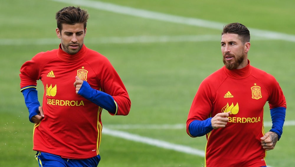Sergio Ramos y Piqué en un entrenamiento de la 'Roja'