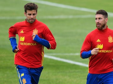 Sergio Ramos y Piqué en un entrenamiento de la 'Roja'