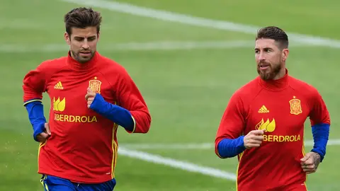 Sergio Ramos y Piqué en un entrenamiento de la 'Roja' Sergio Ramos y Piqué en un entrenamiento de la 'Roja'