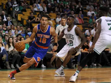 Sasha Vujacic controlando la bola frente a Terry Frozier Sasha Vujacic controlando la bola frente a Terry Frozier