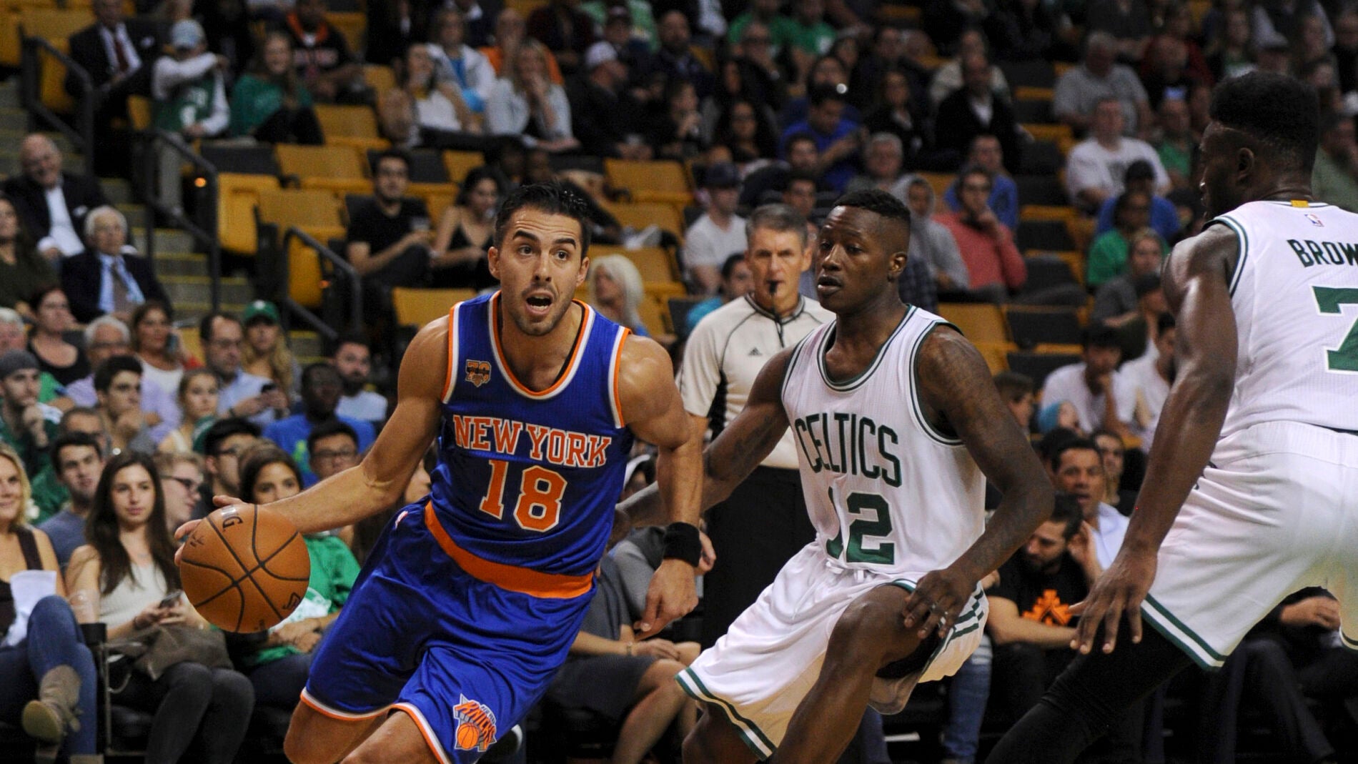  Sasha Vujacic controlando la bola frente a Terry Frozier
