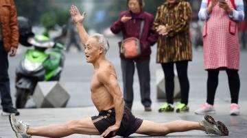 Zheng Xinglu hace deporte en la calle