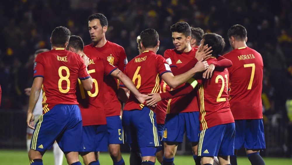 Los jugadores de España celebran el 1-0 ante Macedonia