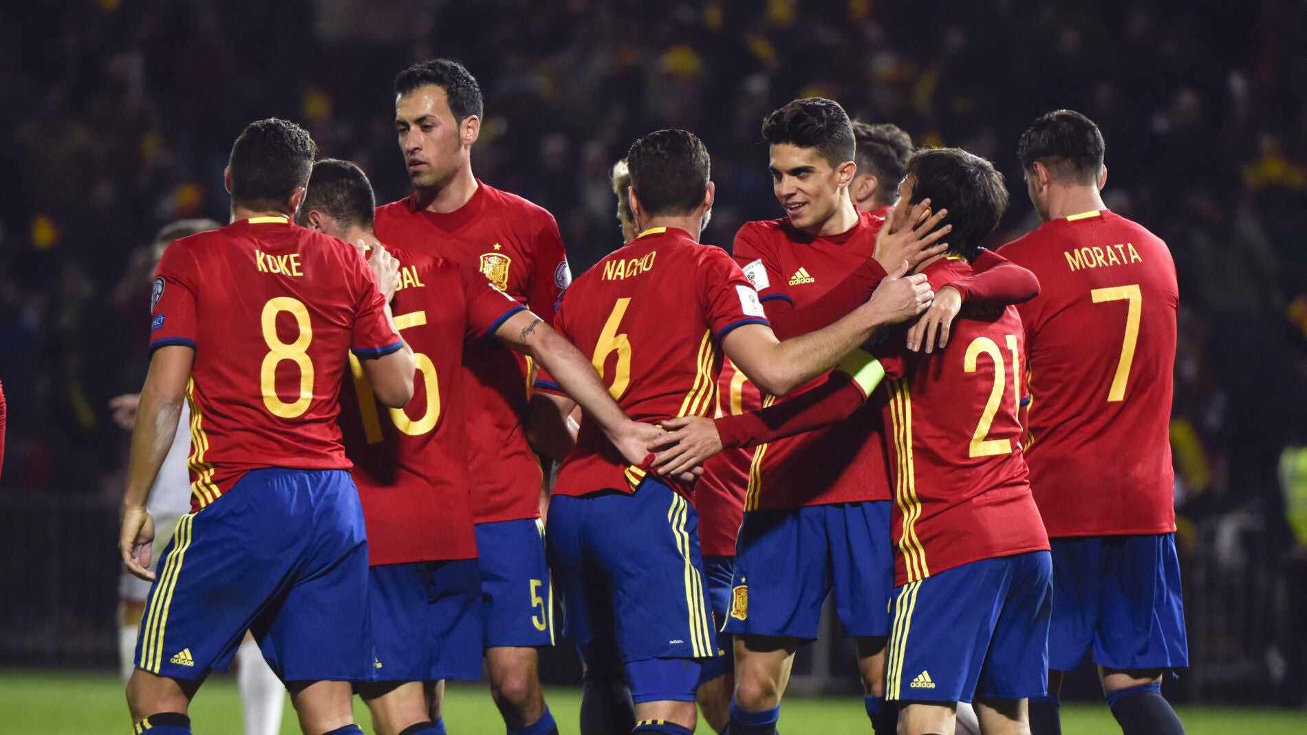 Los jugadores de Espa&ntilde;a celebran el 1-0 ante Macedonia