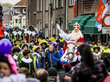 Zwarte Piet (Pedro el Negro) el paje que acompaña a San Nicolás en su llegada a Holanda desfila por las calle en Maassluis, Países Bajos