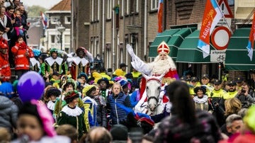 Zwarte Piet (Pedro el Negro) el paje que acompaña a San Nicolás en su llegada a Holanda desfila por las calle en Maassluis, Países Bajos
