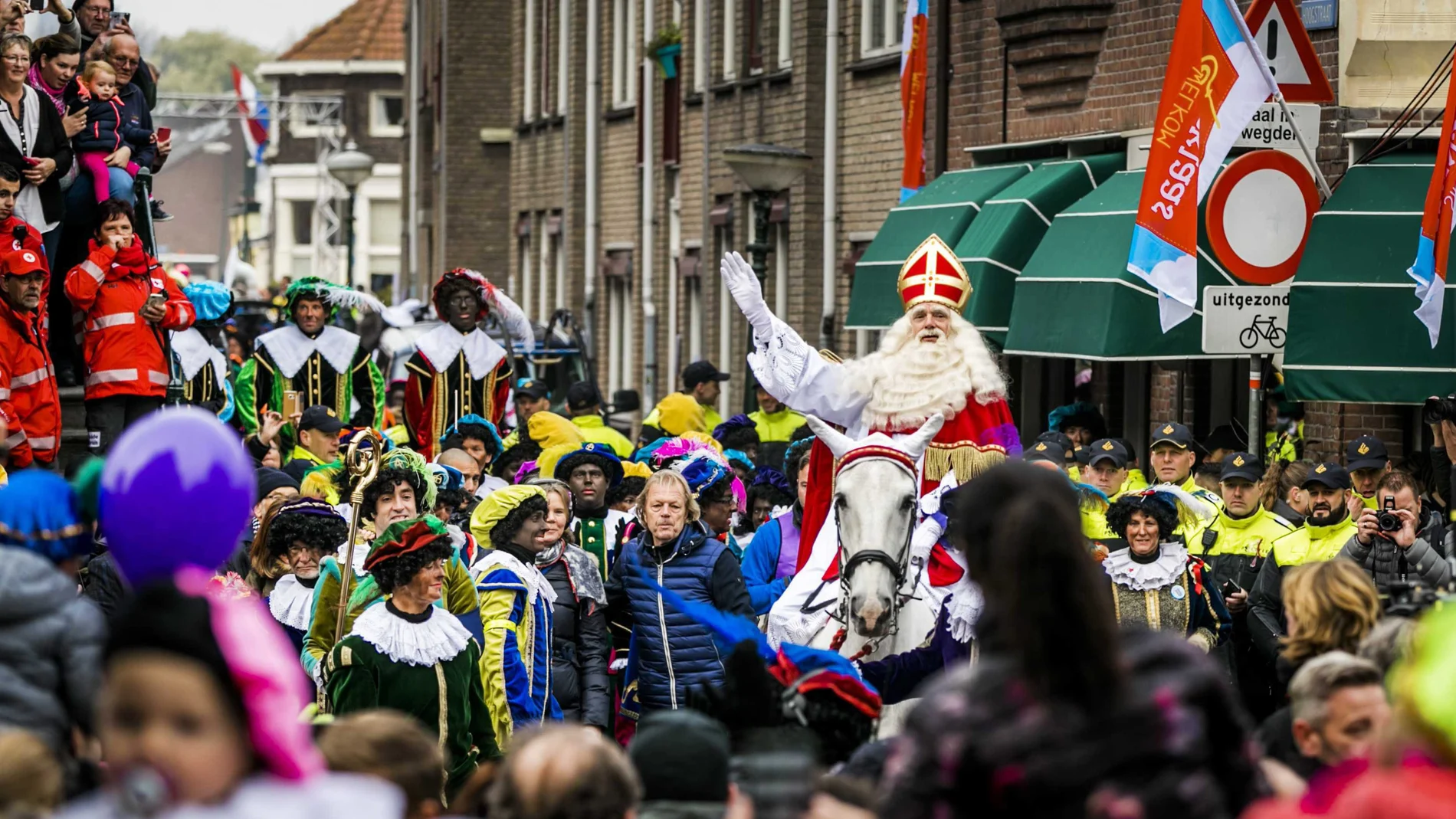 Zwarte Piet (Pedro el Negro) el paje que acompaña a San Nicolás en su llegada a Holanda desfila por las calle en Maassluis, Países Bajos Zwarte Piet (Pedro el Negro) el paje que acompaña a San Nicolás en su llegada a Holanda desfila por las calle en Maassluis, Países Bajos