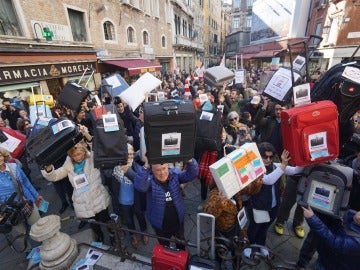 Manifestación en Venecia con maletas contra el exceso de turistas