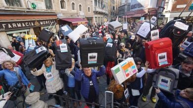 Los venecianos protestan maleta en mano contra la despoblación por la marea de turistas