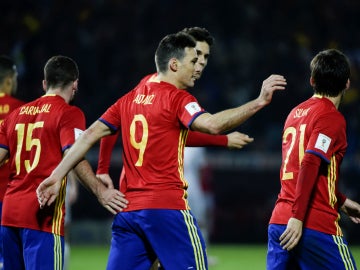 Aritz Aduriz celebra un gol con España