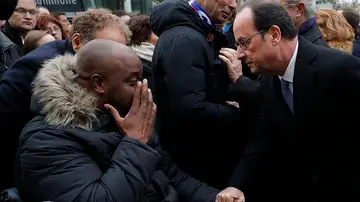 Hollande se acerca a una de las víctimas del 13-N Hollande se acerca a una de las víctimas del 13-N