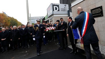Hollande descubre una placa conmemorativa a las víctimas del 13-N