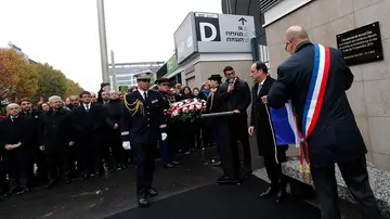 Hollande descubre una placa conmemorativa a las víctimas del 13-N Hollande descubre una placa conmemorativa a las víctimas del 13-N