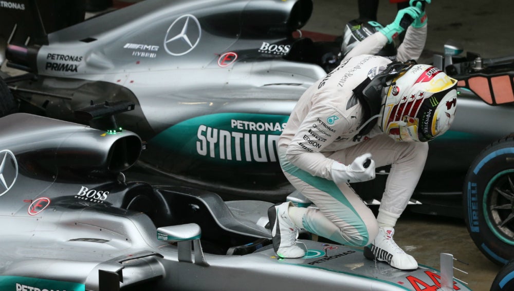 Hamilton celebra la victoria en Brasil