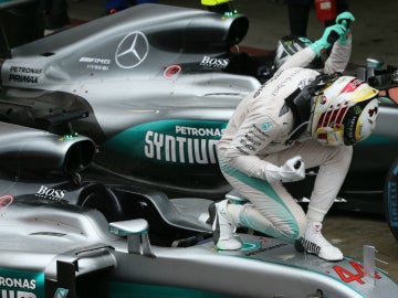 Hamilton celebra la victoria en Brasil