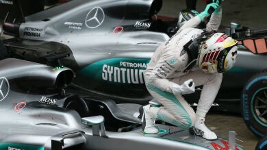 Hamilton gana en la acuática carrera de Brasil con Sainz sexto y Alonso 10º