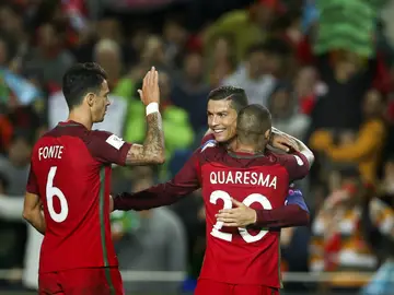 Cristiano celebra un gol con Fonte y Quaresma Cristiano celebra un gol con Fonte y Quaresma