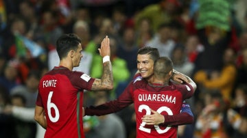 Cristiano celebra un gol con Fonte y Quaresma