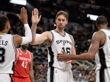 Pau Gasol celebra una canasta junto a sus compañeros Pau Gasol celebra una canasta junto a sus compañeros
