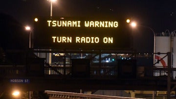 Un cartel informa de la alerta de tsunami