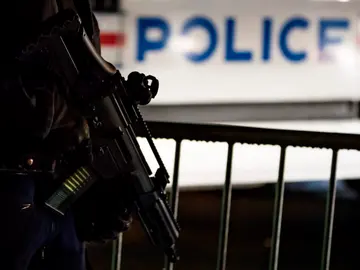 Imagen de archivo de un policía armado en Francia Imagen de archivo de un policía armado en Francia