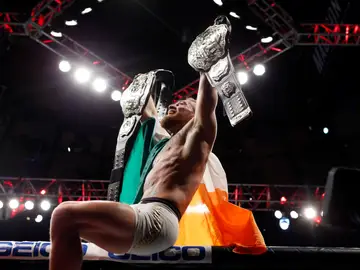 Conor McGregor, con sus dos títulos Conor McGregor, con sus dos títulos