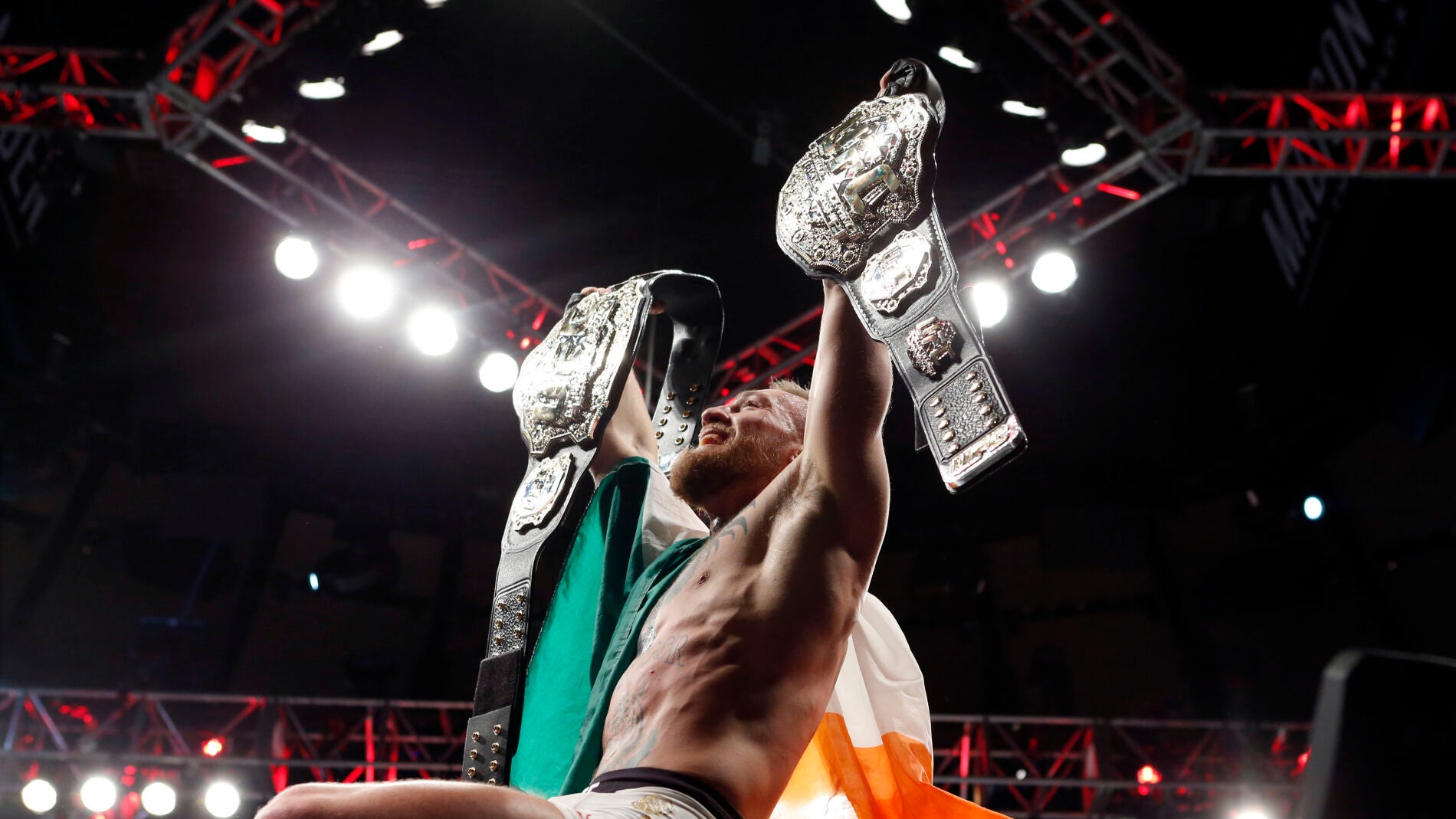 Conor McGregor, con sus dos t&iacute;tulos