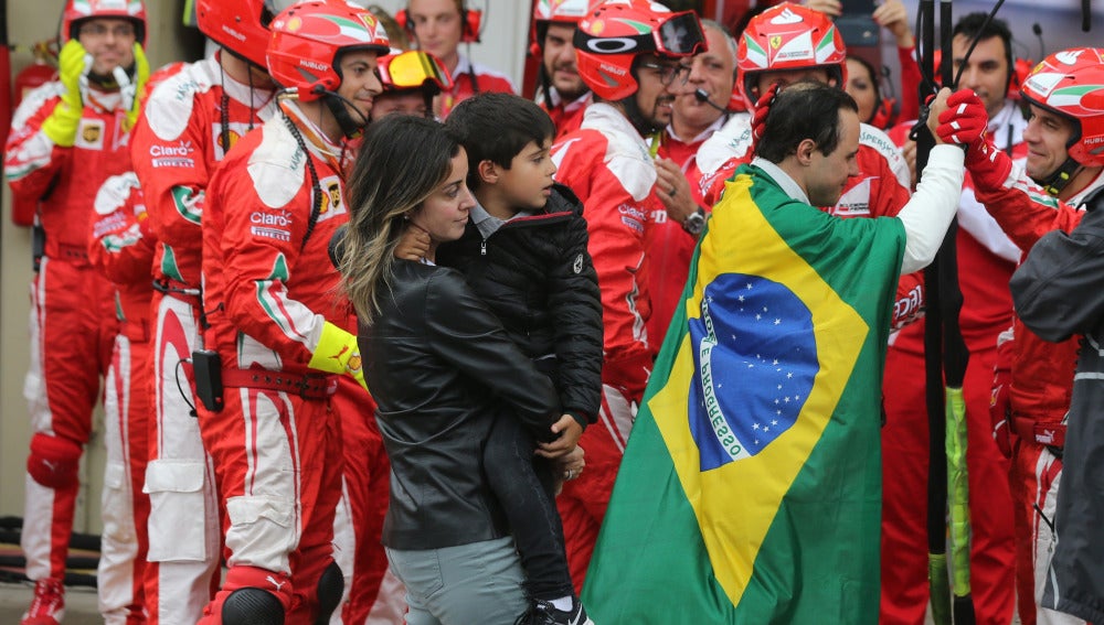Los mecánicos de Ferrari despiden a Felipe Massa