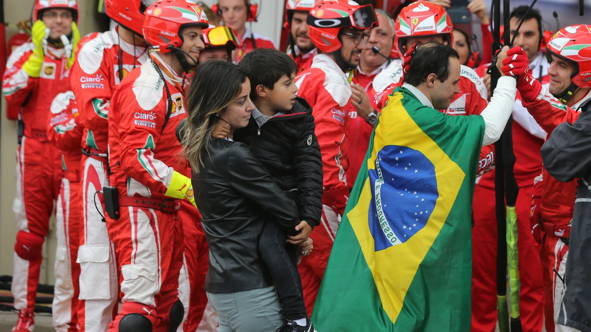 Los mecánicos de Ferrari despiden a Felipe Massa