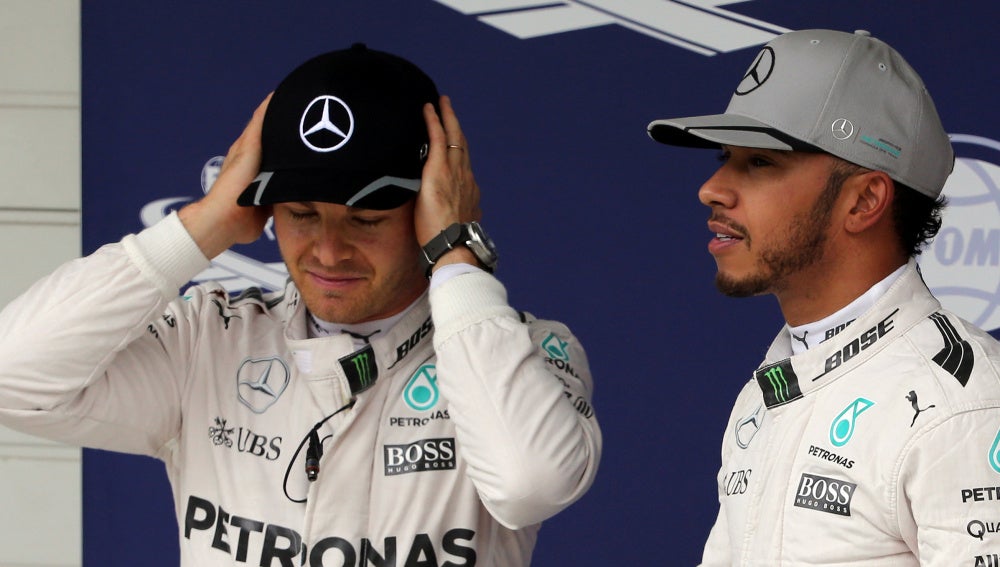Rosberg se ajusta la gorra junto a Hamilton