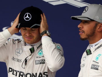 Rosberg se ajusta la gorra junto a Hamilton