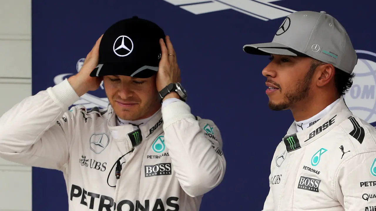 Rosberg se ajusta la gorra junto a Hamilton