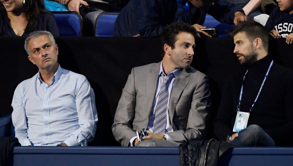 José Mourinho y Gerard Piqué, juntos en el partido de tenis