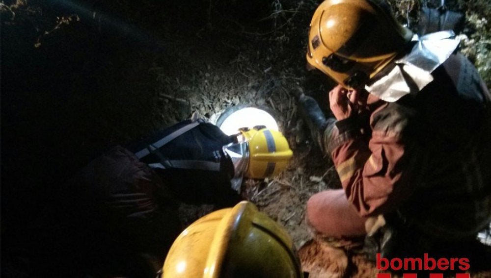 Rescate de la una mujer que quedó atrapada en un tubo