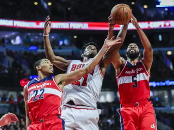 Jimmy Butler pelea por un rebote con Markieff Morris y Otto Porter Jimmy Butler pelea por un rebote con Markieff Morris y Otto Porter