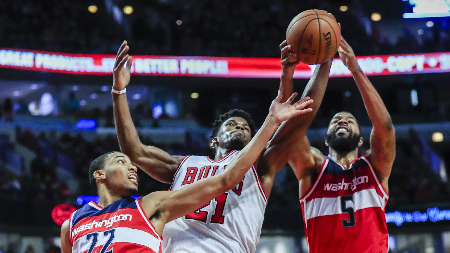Jimmy Butler pelea por un rebote con Markieff Morris y Otto Porter Jimmy Butler pelea por un rebote con Markieff Morris y Otto Porter