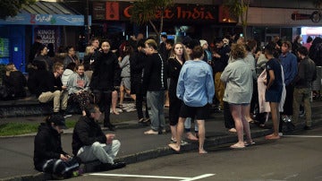 Los evacuados esperan en la calle