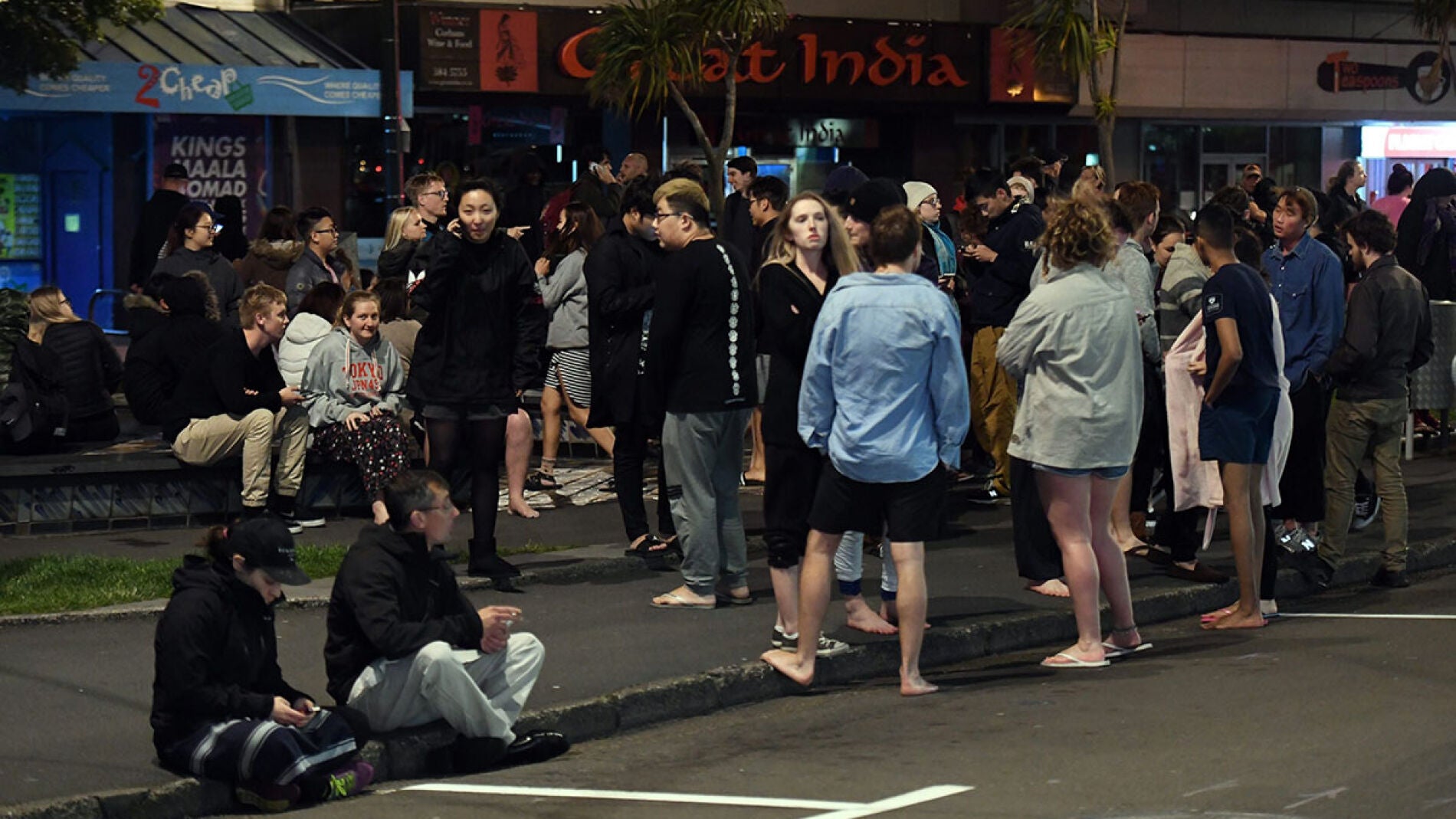Los evacuados esperan en la calle