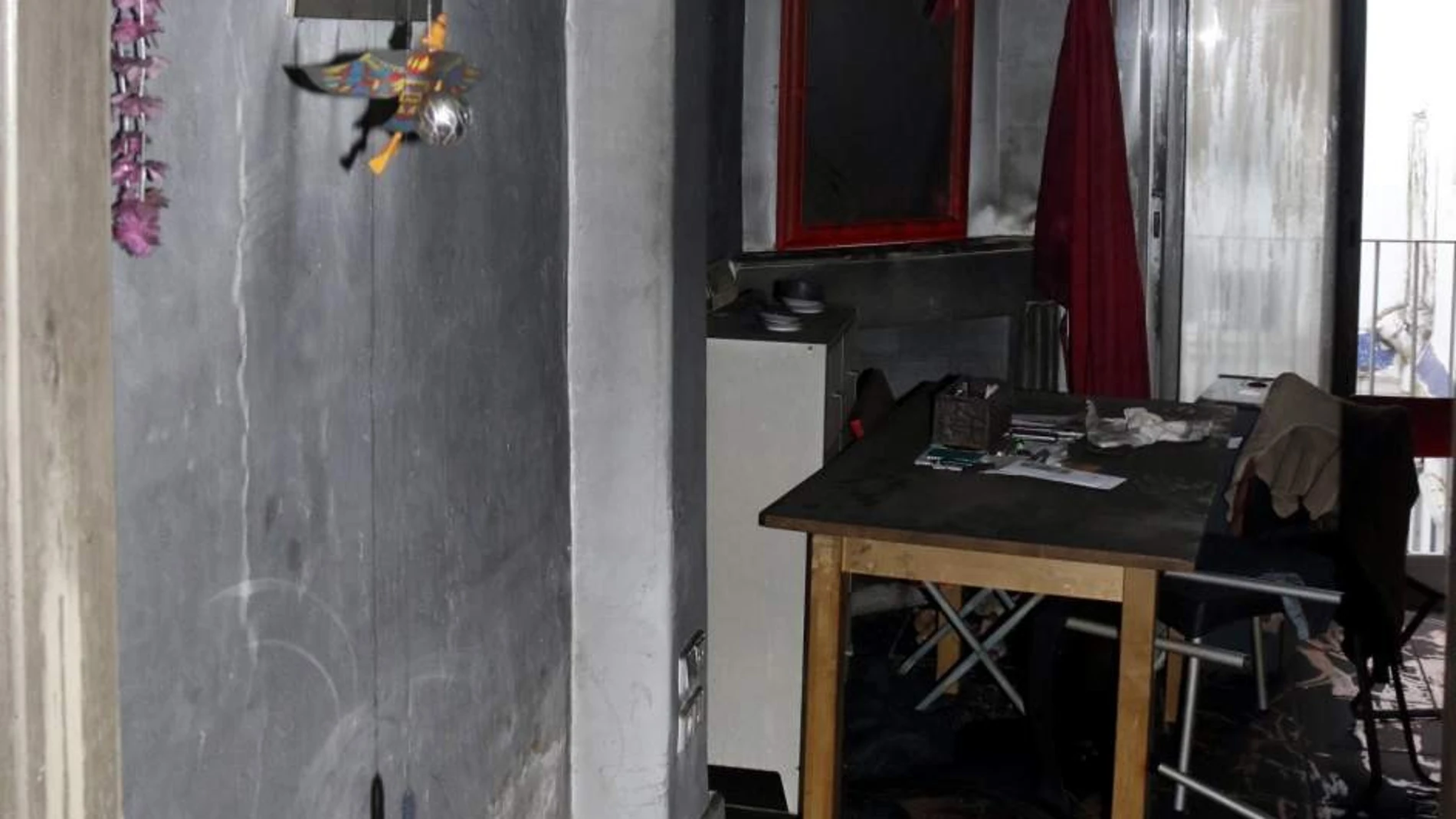 Aspecto de la casa tras el incendio por una vela Aspecto de la casa tras el incendio por una vela