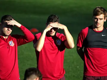 Gabi, Koke y Girezmann, en un entrenamiento del Atlético Gabi, Koke y Girezmann, en un entrenamiento del Atlético