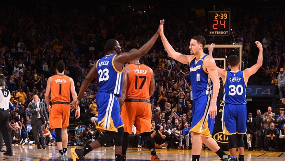 Thompson, Green y Curry celebran una canasta ante los Suns