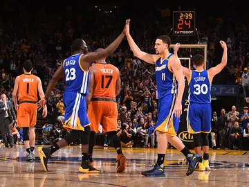 Thompson, Green y Curry celebran una canasta ante los Suns Thompson, Green y Curry celebran una canasta ante los Suns