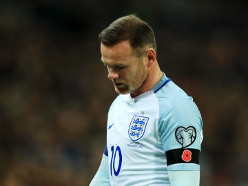 Wayne Rooney lamenta una acción en un partido con Inglaterra