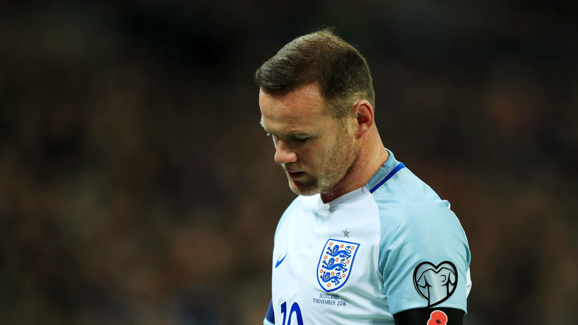 Wayne Rooney lamenta una acci&oacute;n en un partido con Inglaterra