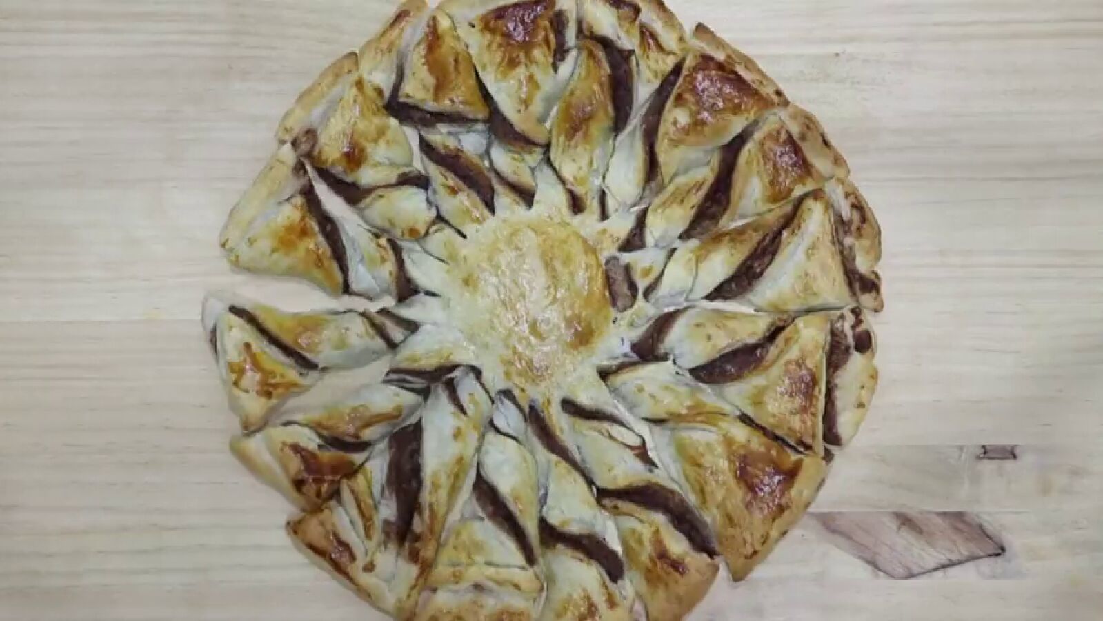 Tarta estrella de crema de chocolate con avellanas: ¡15 minutos y lista!