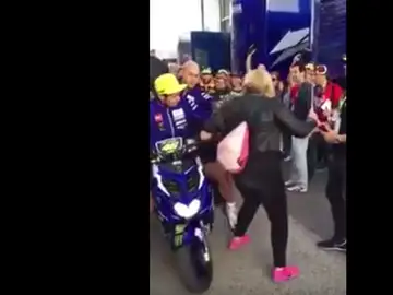 La patada de Rossi en el paddock de Cheste La patada de Rossi en el paddock de Cheste