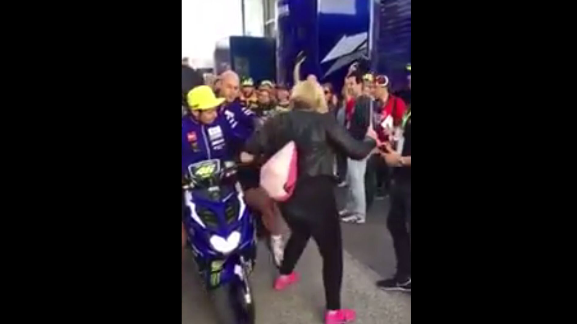 La patada de Rossi en el paddock de Cheste