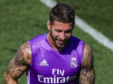 Sergio Ramos sonríe en un entrenamiento con el Real Madrid